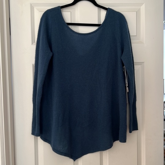 Subtle Luxury Cashmere blue high low style sweater long sleeve - Picture 4 of 5